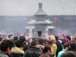 MS Pilgrims burning joss sticks to praying for good luck during Chinese Lunar New Year at Taoist temple / xi'an, shaanxi, china Stock Footage