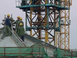 LS Construction workers working at construction site/xian,shaanxi,China Stock Footage