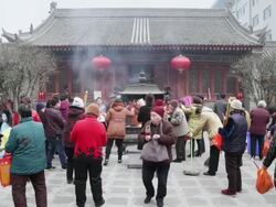 MS Pilgrims burning joss sticks to pray for good luck during Chinese Lunar New Year at Buddhist temple / xi'an, shaanxi, china Stock Footage