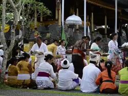 MS Priest performing Hindu ceremony with worshipers in Pura Dalem Puri temple / Ubud, Bali, Indonesia Stock Footage