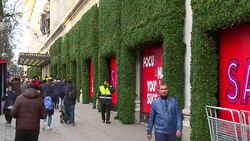 Oxford Street shoppers on Boxing Day News Clip