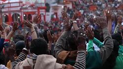 Pilgrims praying during Ganga Aarti at Har Ki Pauri Stock Footage
