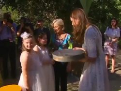 Duchess in hospice music therapy session News Clip