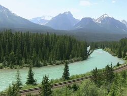 WS Canadian Pacific Railway passing through Morants Curve near Bow River / Banff Nationalpark, Alberta, Canada Stock Footage