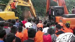VOICED : Alrededor de 100 muertos en Indonesia por sismo News Clip