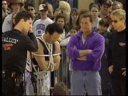 USA: LOS ANGELES: ESCAPE ARTIST ROBERT GALLUP SHOWS OFF ESCAPE News Clip