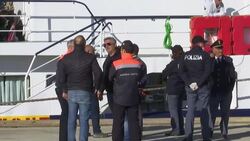 MOAS ship brings 450 rescued migrants to Augusta Instructional Video