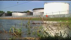 High water level of Missisippi travels down river News Clip