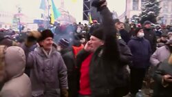 La policia ucraniana se replego el miercoles despues de chocar con manifestantes de la oposicion y desmantelar sus carpas y barricadas en la plaza principal de Kiev. News Clip
