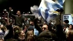 Hundreds of Uruguayans gathered at Montevideo's international airport to show their support for Luis Suarez from being banned from the World Cup this week for biting another player. (June 27) Instructional Video