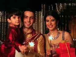 Portrait of a family celebrating diwali festival, Delhi, India Stock Footage