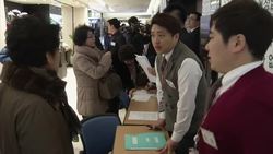 Customers queue to have credit cards cancelled after massive data theft News Clip