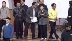 CLEAN : S Korean President meets families of missing in ferry disaster News Clip