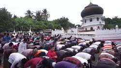 CLEAN : Indonesian residents pray after earthquake News Clip