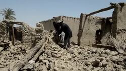 CLEAN : Pakistani earthquake victims burn tyres News Clip