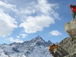 Man ascends cliff with rope, leader offers assistance Stock Footage