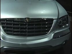 2004 Chrysler Pacifica montage Stock Footage