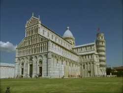 WA view of Duomo, Cathedral next to leaning tower of Pisa, Tuscany Stock Footage