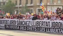 CLEAN : Time to declare independence: 450,000 protest in Barcelona News Clip