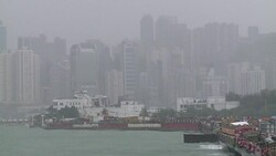 VOICED : Hong Kong se resguarda por paso del tifon Haima News Clip