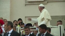 VOICED : El papa llama a acoger a refugiados News Clip