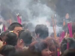 MS Pilgrims burning joss sticks to pray for good luck during Chinese Lunar New Year at Taoist temple / xi'an, shaanxi, china Stock Footage