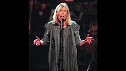 VOICED : Entorno a Joni Mitchell desmiente que este en coma News Clip