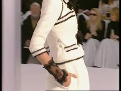 Victoria Beckham and Avril Lavigne watch new collection News Clip