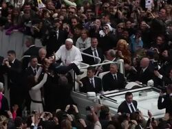B-ROLL - Pope Francis Delivers First 'Urbi Et Orbi' Blessing During Easter Mass In St. Peter's Square at St. Peter's Square on March 31, 2013 in Vatican City, Vatican. (Footage by Giulio Origlia/Getty Images) Stock Footage