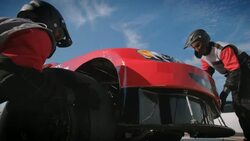 Stock car pit-crew changes race-car tire and tightens new lug-nuts Stock Footage