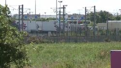 CLEAN : One dead as migrants storm Eurotunnel terminal News Clip