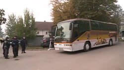 CLEAN : Slovenian health minister visits overcrowded migrant centre News Clip