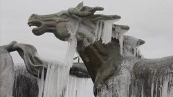 VOICED : Bajas temperaturas congelan estatuas en Mexico News Clip
