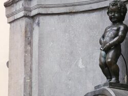 Bronze fountain figure of Manneken Pis (Le Petit Julien) in Brussels Stock Footage