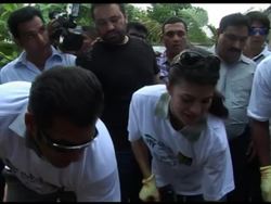 Salman Khan and Jacqueline Fernandez help Sri Lankan villagers News Clip