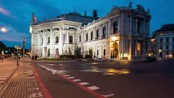 Time Lapse, Crowd waking at Burgtheater Building at dusk Stock Footage