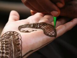CU Henna tattoo maker making tattoo on woman hand at lajpat nagar / Delhi, India   Stock Footage