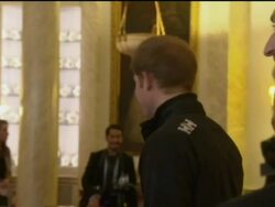 The Queen meets Walking With The Wounded teams News Clip