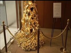 On Tuesday, Tokyo jeweller Ginza Tanaka unveiled a Christmas tree made of pure gold worth 1.95 million dollars. The store says it's the most expensive Christmas tree they've ever created. News Clip