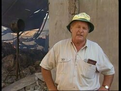 ZIMBABWE: HWEDZA: MOBS SET FIRE TO WHITE OWNED FARM Instructional Video