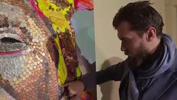 VOICED : Artistas ucranianos exiliados escandalizan con retrato Trump News Clip