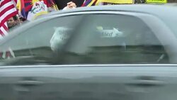 CLEAN : Crowds gather to welcome and protest Dalai Lamas US visit News Clip