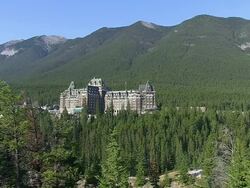 WS View of Banff Springs Hotel surrounded by tree near Bow River / Banff Nationalpark, Alberta, Canada Stock Footage