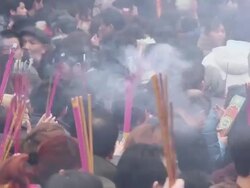 MS Pilgrims burning joss sticks to pray for good luck during Chinese Lunar New Year at Taoist temple / xi'an, shaanxi, china Stock Footage