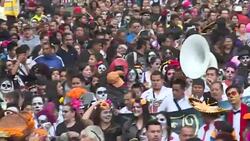VOICED : Catrinas desfilan en Mexico previo al Dia de Muertos News Clip