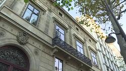 CLEAN : Kim Kardashian robbed in Paris millions stolen: police News Clip