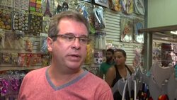 Crisis econÃƒÂ³mica impulsa un Carnaval de bajo costo en RÃƒÂ­o News Clip