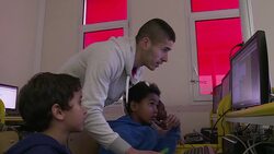 VOICED : Programador informatico a los seis anos News Clip