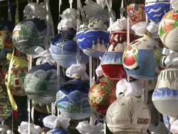 CU Christmas baubles at market in Naturhistorisches Museum (Museum of Natural History) / Vienna, Austria Stock Footage