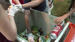 VOICED: Comida basura contra despilfarro News Clip